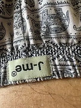 hummingbirds1612 online show from February 22, 2026, 4:46 am