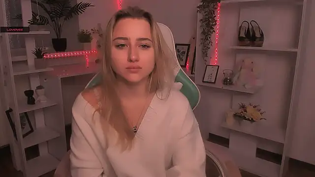 Snapshot of Lulu___Moon chatting on November 27, 2025, 6:37 am Lulu Moon online show from November 27, 2025, 6:37 am