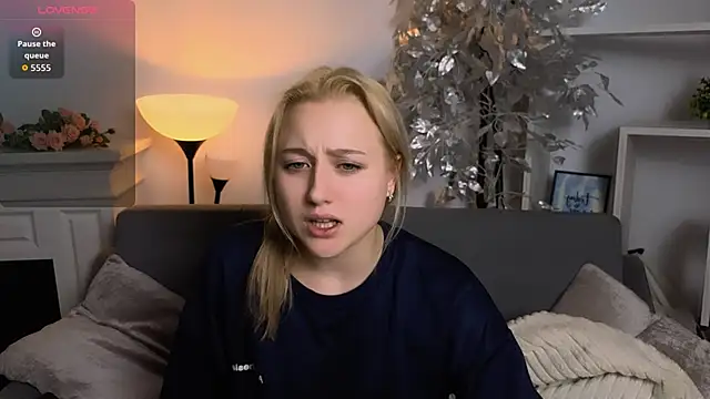 Snapshot of Lulu___Moon chatting on December 17, 2025, 9:54 pm Lulu Moon online show from December 17, 2025, 9:54 pm