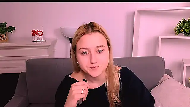 Snapshot of Lulu___Moon chatting on February 18, 2026, 9:44 pm Lulu Moon online show from February 18, 2026, 9:44 pm