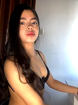 LunaMoore Pink online show from October 18, 2025, 1:23 pm