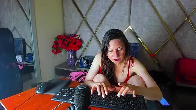 Snapshot of Kylie_Bloom chatting on April 28, 2026, 8:47 pm Kylie Bloom online show from April 28, 2026, 8:47 pm