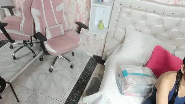 Snapshot of GabbiePrice chatting on February 2, 2026, 2:27 pm GabbiePrice online show from February 2, 2026, 2:27 pm