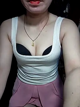 Snapshot of LeanaLy chatting on November 8, 2025, 12:16 pm LeanaLy online show from November 8, 2025, 12:16 pm