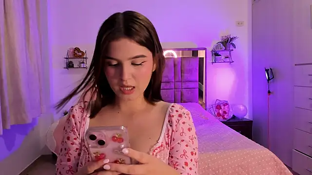 MIACUTEE  online show from January 8, 2026, 10:45 pm