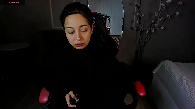 Aisha Goldstein online show from November 16, 2025, 5:46 am