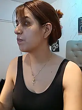 Snapshot of 1evelinewood chatting on May 11, 2026, 4:15 pm 1evelinewood online show from May 11, 2026, 4:15 pm