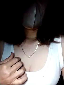 YiyinLy online show from November 3, 2025, 8:43 pm