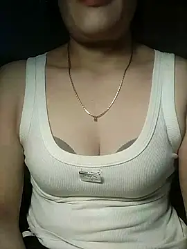 YiyinLy online show from November 18, 2025, 3:01 am