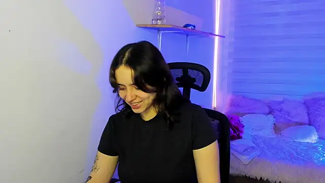 Emily Lindey online show from November 16, 2025, 3:23 am