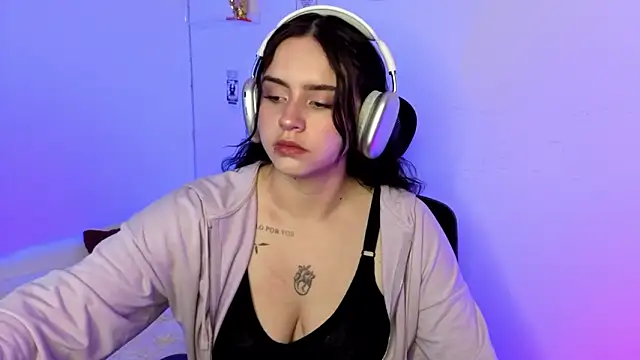 Emily Lindey online show from February 15, 2026, 3:47 am