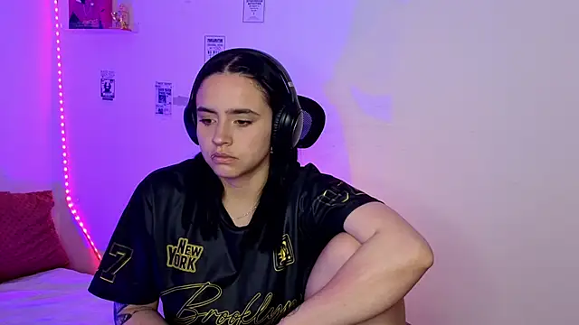 Emily Lindey online show from April 6, 2026, 4:46 am