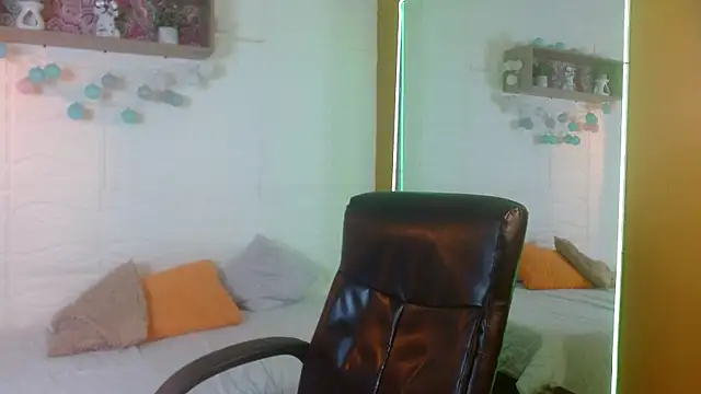 AmethystShadow17 online show from April 19, 2026, 3:44 pm