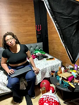 Yvonny27 online show from December 19, 2025, 1:12 am