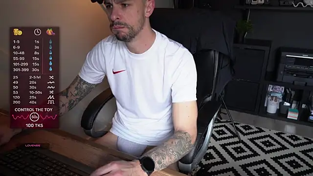 monsieurguitsxxx online show from March 12, 2026, 12:44 pm