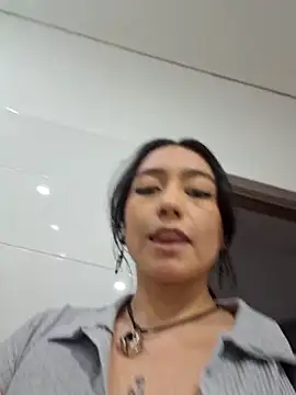 Snapshot of EvelynCrow_ chatting on October 16, 2025, 10:44 pm EvelynCrow online show from October 16, 2025, 10:44 pm