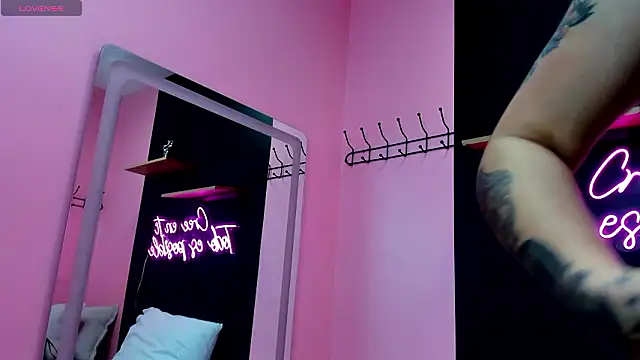 JuliethCruz  online show from January 14, 2026, 8:36 pm