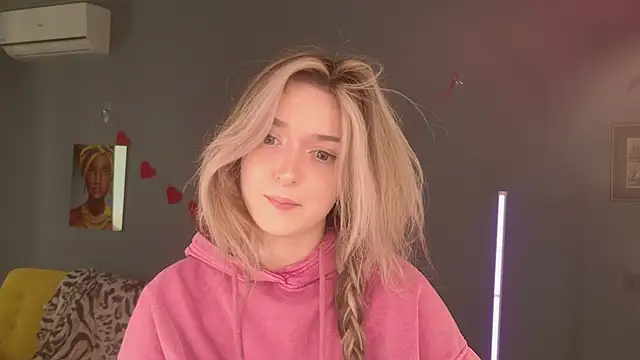 Snapshot of BellaSink chatting on March 18, 2026, 5:32 am BellaSink online show from March 18, 2026, 5:32 am