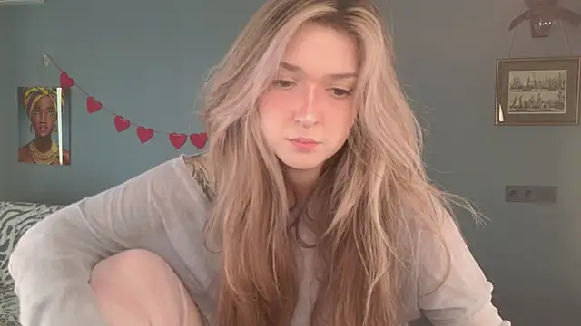 Snapshot of BellaSink chatting on March 31, 2026, 5:30 am BellaSink online show from March 31, 2026, 5:30 am