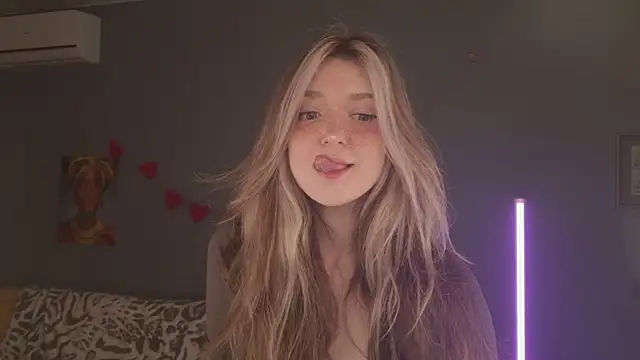 Snapshot of BellaSink chatting on April 14, 2026, 5:35 am BellaSink online show from April 14, 2026, 5:35 am