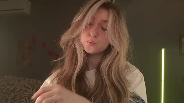 Snapshot of BellaSink chatting on April 15, 2026, 6:09 am BellaSink online show from April 15, 2026, 6:09 am