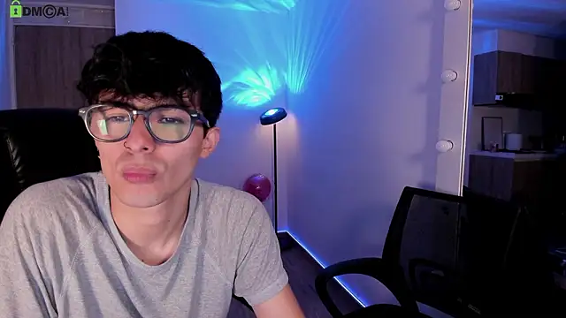 Snapshot of Mikeyvioleta_ chatting on March 4, 2026, 10:32 am Mikeyvioleta online show from March 4, 2026, 10:32 am