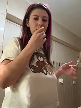 Snapshot of CrazyInTwo chatting on October 19, 2025, 1:12 pm CrazyInTwo online show from October 19, 2025, 1:12 pm