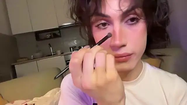 kira yoshika9e online show from April 3, 2026, 7:01 pm