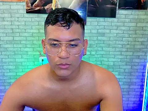 Snapshot of ThomasAxel chatting on November 3, 2025, 8:43 pm ThomasAxel online show from November 3, 2025, 8:43 pm