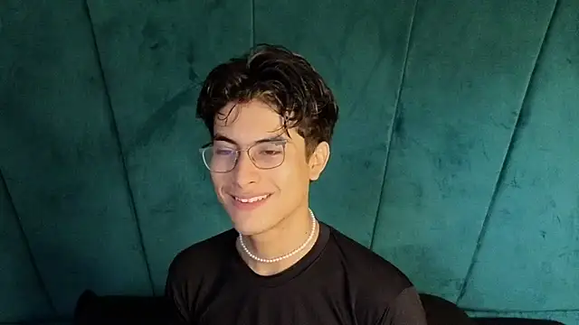 Aaron Eze online show from October 31, 2025, 9:38 pm