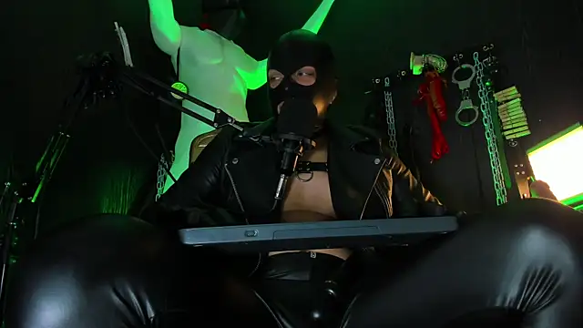 Snapshot of Master_Connor_BDSM chatting on April 22, 2026, 10:22 pm Master Connor BDSM online show from April 22, 2026, 10:22 pm