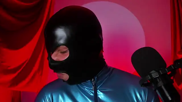 Snapshot of Master_Connor_BDSM chatting on May 15, 2026, 10:50 pm Master Connor BDSM online show from May 15, 2026, 10:50 pm