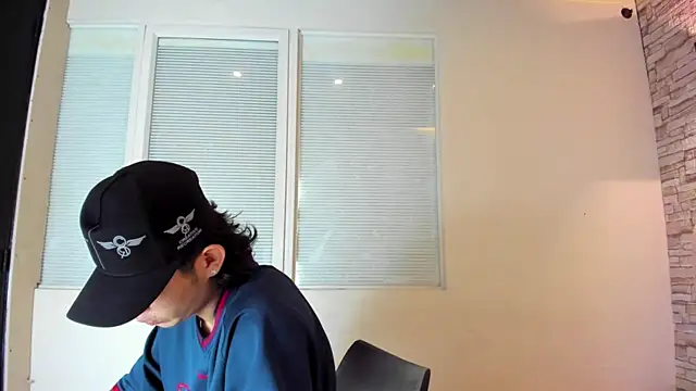 Owenn 17 online show from October 23, 2025, 4:12 am