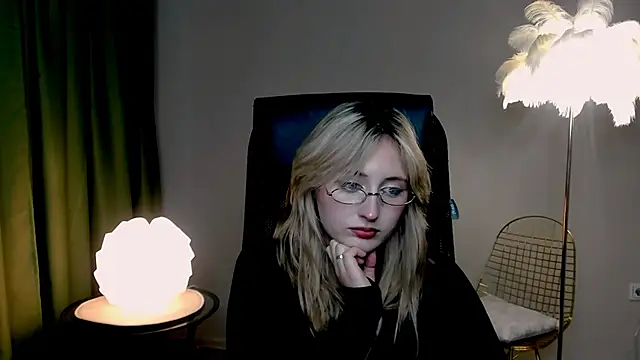 Snapshot of ScarlettScril chatting on October 17, 2025, 1:35 pm ScarlettScril online show from October 17, 2025, 1:35 pm