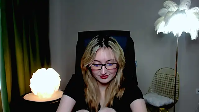 Snapshot of ScarlettScril chatting on October 19, 2025, 9:21 am ScarlettScril online show from October 19, 2025, 9:21 am