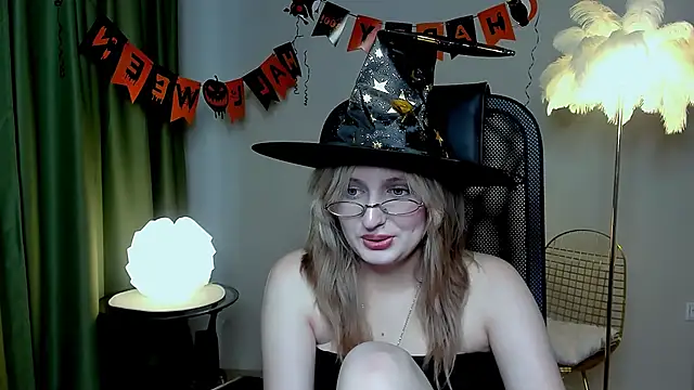 Snapshot of ScarlettScril chatting on October 24, 2025, 9:17 am ScarlettScril online show from October 24, 2025, 9:17 am