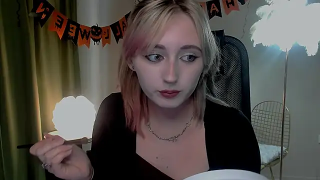 Snapshot of ScarlettScril chatting on October 31, 2025, 6:47 am ScarlettScril online show from October 31, 2025, 6:47 am