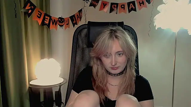 Snapshot of ScarlettScril chatting on November 1, 2025, 6:37 am ScarlettScril online show from November 1, 2025, 6:37 am