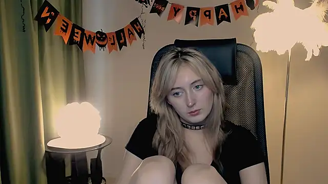 Snapshot of ScarlettScril chatting on November 2, 2025, 7:00 am ScarlettScril online show from November 2, 2025, 7:00 am