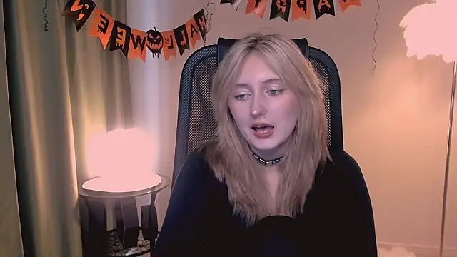 Snapshot of ScarlettScril chatting on November 5, 2025, 9:20 am ScarlettScril online show from November 5, 2025, 9:20 am