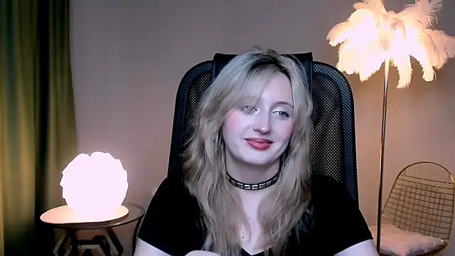 Snapshot of ScarlettScril chatting on November 15, 2025, 11:18 am ScarlettScril online show from November 15, 2025, 11:18 am