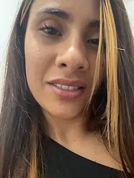 Snapshot of Zucyvm82 chatting on October 19, 2025, 9:43 am Zucyvm82 online show from October 19, 2025, 9:43 am