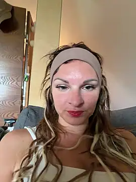 kinkysarahx online show from May 17, 2026, 8:12 am