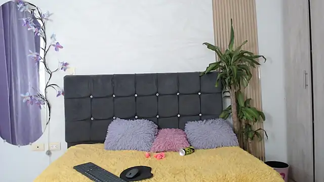 sharon ivanna12 online show from November 5, 2025, 7:14 pm