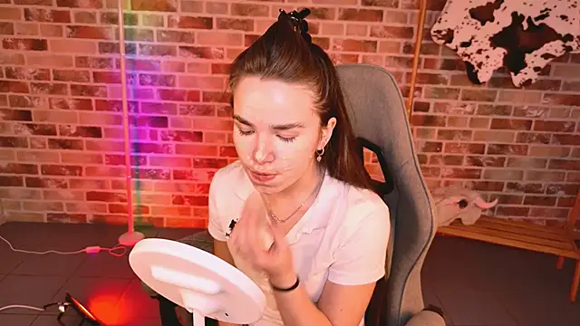 Snapshot of May_Bloom chatting on March 19, 2026, 4:11 pm May Bloom online show from March 19, 2026, 4:11 pm