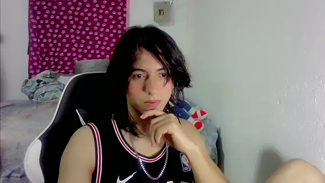 Snapshot of LouisOwOoo chatting on October 20, 2025, 9:15 pm LouisOwOoo online show from October 20, 2025, 9:15 pm