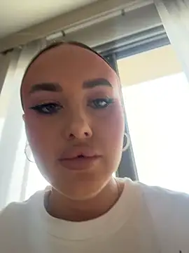 Snapshot of KiraSunshine chatting on February 18, 2026, 4:30 am KiraSunshine online show from February 18, 2026, 4:30 am