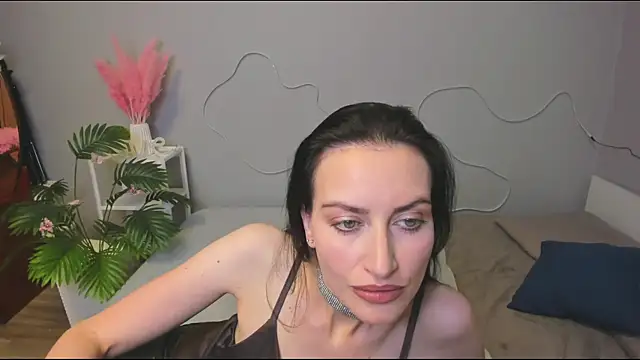 Snapshot of your__queen chatting on October 19, 2025, 3:56 pm your queen online show from October 19, 2025, 3:56 pm