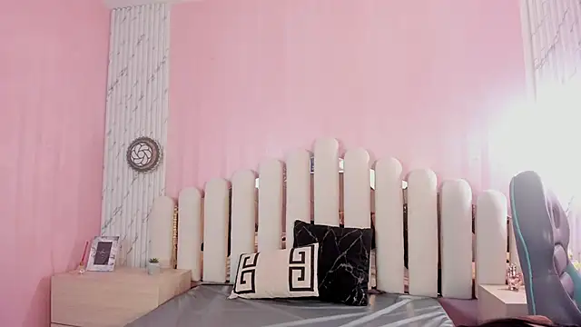 Isabella Marsh online show from December 15, 2025, 12:42 pm