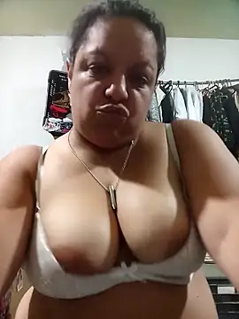 Snapshot of Alondrabb80 chatting on November 5, 2025, 4:01 am Alondrabb80 online show from November 5, 2025, 4:01 am